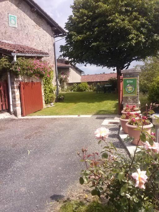 Cottage By The Chateau With Pool In National Parc Les Salles-Lavauguyon Ngoại thất bức ảnh